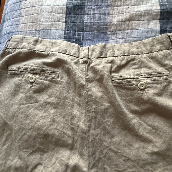 Vineyard Vines Men's Two-Pack Cotton Shorts in Khaki and Light Blue - Picture 2 of 5